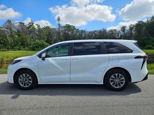 2025 Toyota Sienna LE