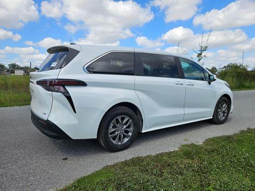 2025 Toyota Sienna LE