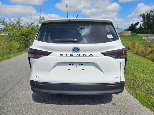 2025 Toyota Sienna LE