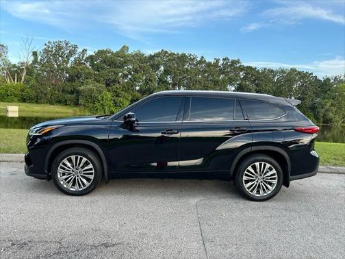 2023 Toyota Highlander Platinum