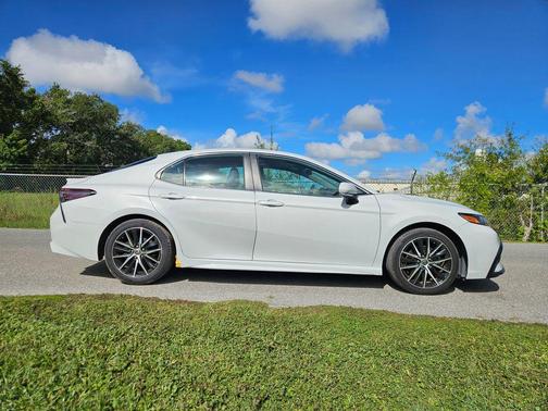 2022 Toyota Camry SE