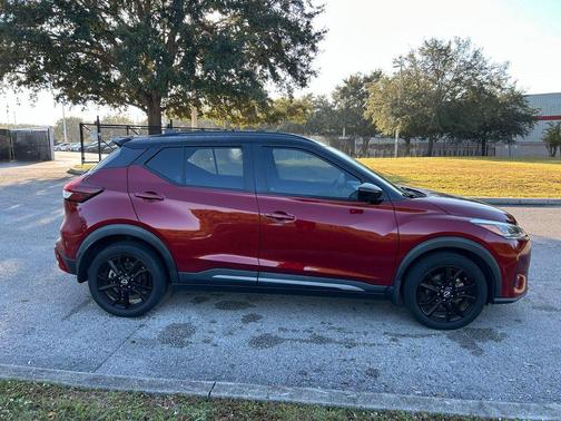 2022 Nissan Kicks SR