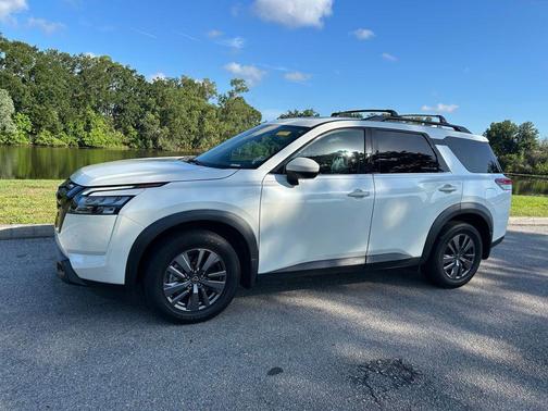 Pearl White Tricoat 2023 Nissan Pathfinder SV FWD