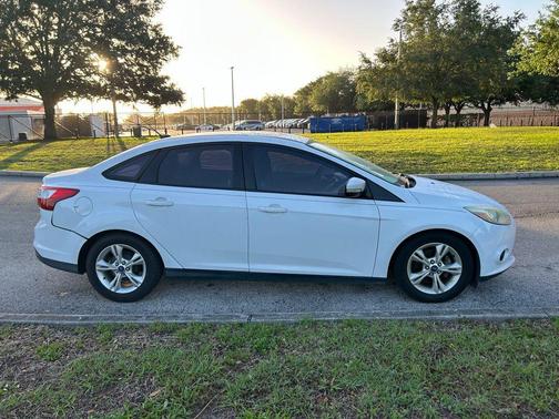 OXFORD WHITE 2014 Ford Focus SE