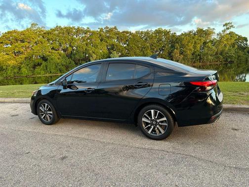 Super Black 2022 Nissan Versa 1.6 SV