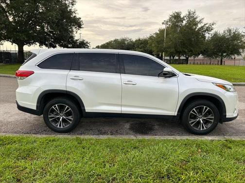 2019 Toyota Highlander LE I4