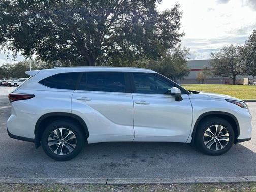 2025 Toyota Highlander XLE