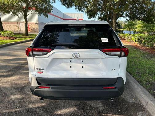 Ice Cap 2024 Toyota RAV4 LE