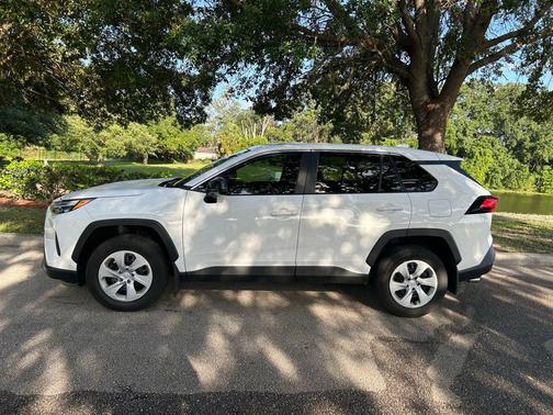 Ice Cap 2024 Toyota RAV4 LE
