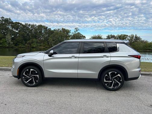 2022 Mitsubishi Outlander Black Edition 2WD