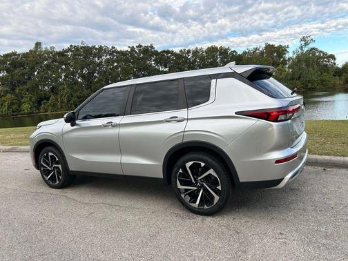 2022 Mitsubishi Outlander Black Edition 2WD