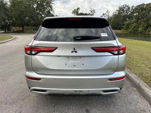 2022 Mitsubishi Outlander Black Edition 2WD