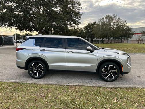2022 Mitsubishi Outlander Black Edition 2WD