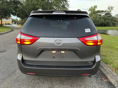 2018 Toyota Sienna LE