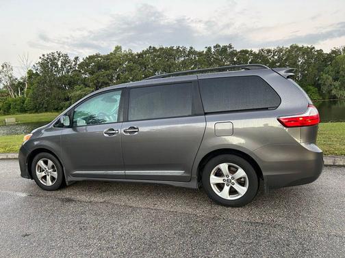 2018 Toyota Sienna LE