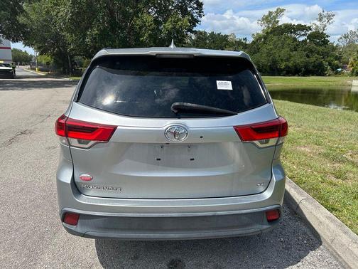 Celestial Silver Metallic 2018 Toyota Highlander SE