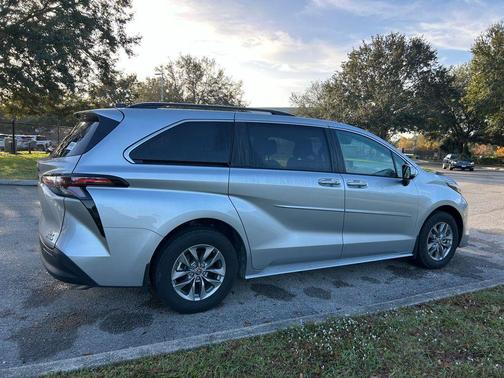 2024 Toyota Sienna XLE