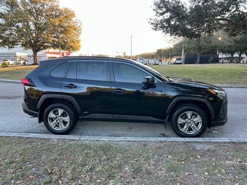 2025 Toyota RAV4 Hybrid SE