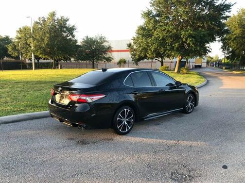 Photo 5 of 26 of 2019 Toyota Camry L