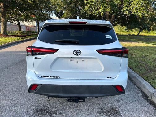 Wind Chill Pearl 2023 Toyota Highlander XLE