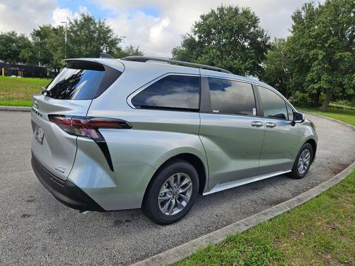 2024 Toyota Sienna XLE