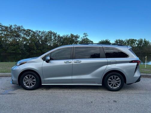 2021 Toyota Sienna LE