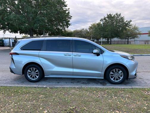 2021 Toyota Sienna LE