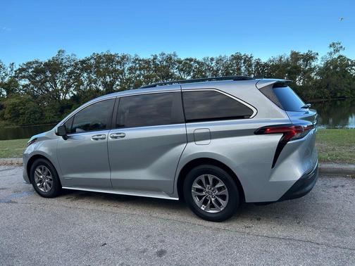 2021 Toyota Sienna LE