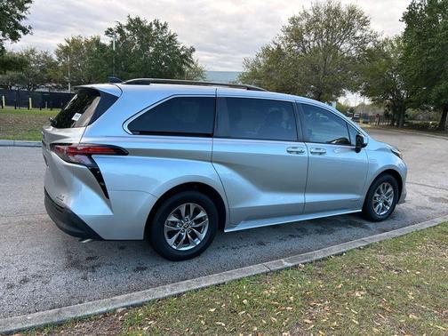 2021 Toyota Sienna LE