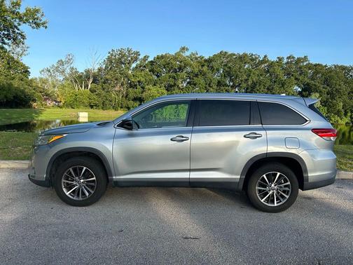 Celestial Silver Metallic 2019 Toyota Highlander XLE