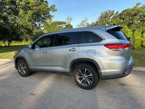 Celestial Silver Metallic 2019 Toyota Highlander XLE
