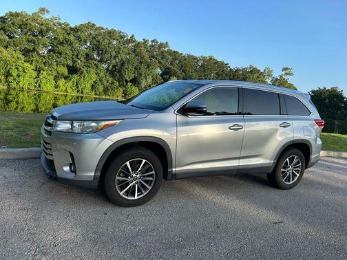 Celestial Silver Metallic 2019 Toyota Highlander XLE