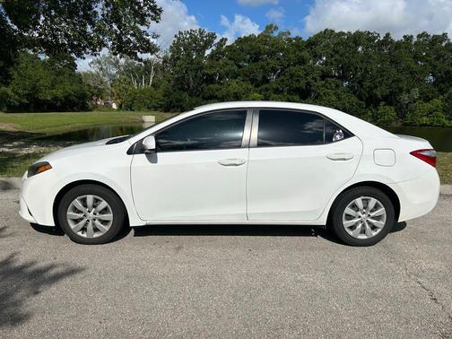 Super White 2015 Toyota Corolla LE
