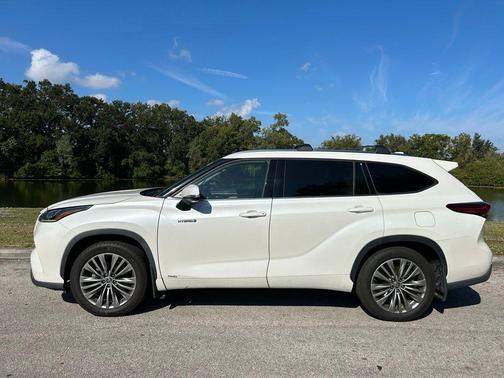 2021 Toyota Highlander Hybrid Platinum