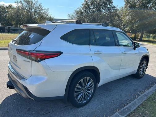 2021 Toyota Highlander Hybrid Platinum