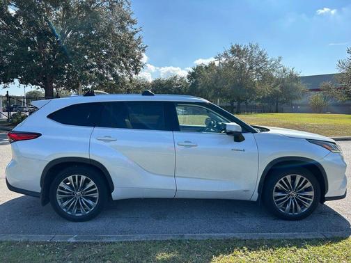 2021 Toyota Highlander Hybrid Platinum