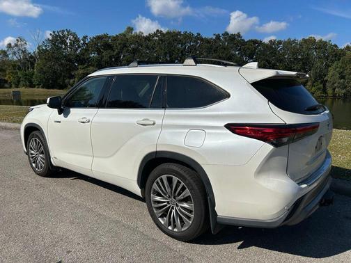 2021 Toyota Highlander Hybrid Platinum