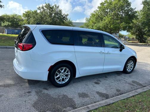 2022 Chrysler Voyager LX
