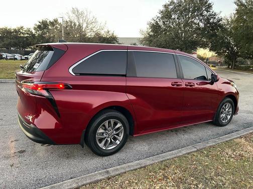 2022 Toyota Sienna LE