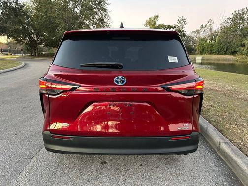 2022 Toyota Sienna LE