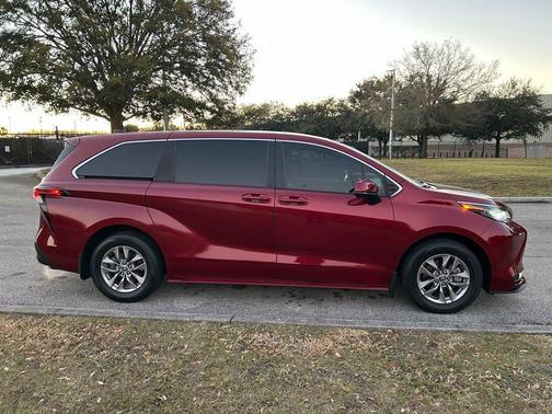 2022 Toyota Sienna LE
