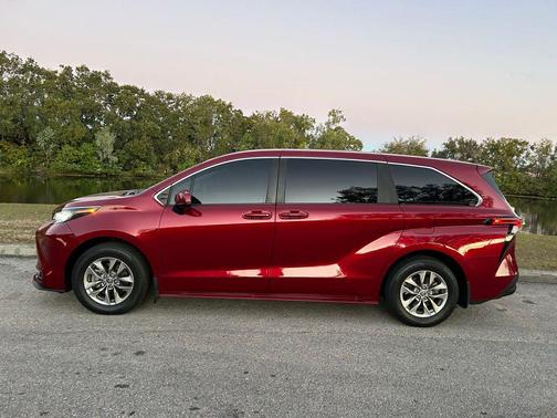 2022 Toyota Sienna LE