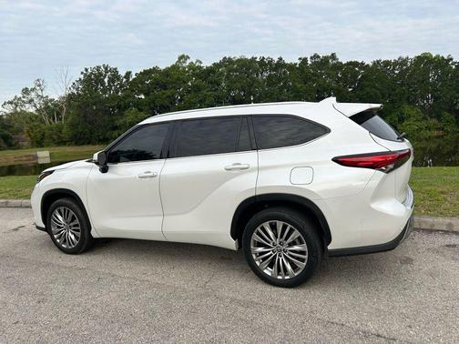 Wind Chill Pearl 2023 Toyota Highlander Platinum