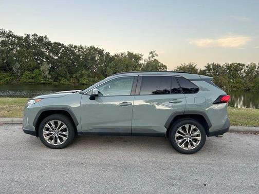 2021 Toyota RAV4 XLE Premium