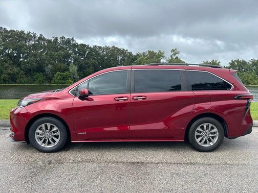 2021 Toyota Sienna XLE 8 Passenger