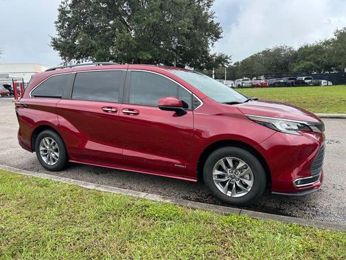 2021 Toyota Sienna XLE 8 Passenger