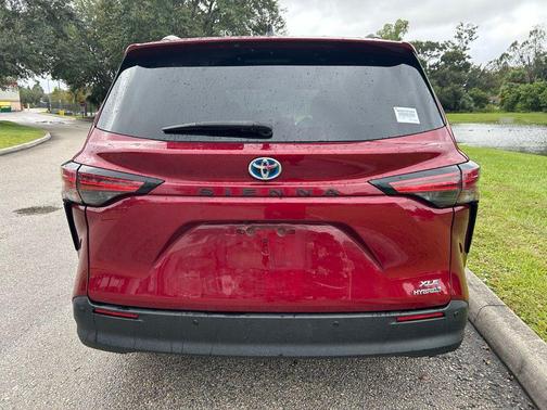 2021 Toyota Sienna XLE 8 Passenger