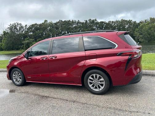 2021 Toyota Sienna XLE 8 Passenger