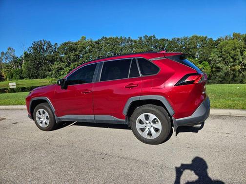 2020 Toyota RAV4 LE