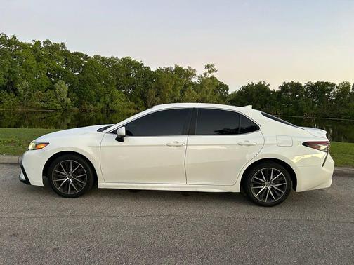 Super White 2021 Toyota Camry SE